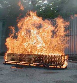 Figura 7 Focolare di prova di classe A acceso Figura 7 Focolare di prova di classe A acceso