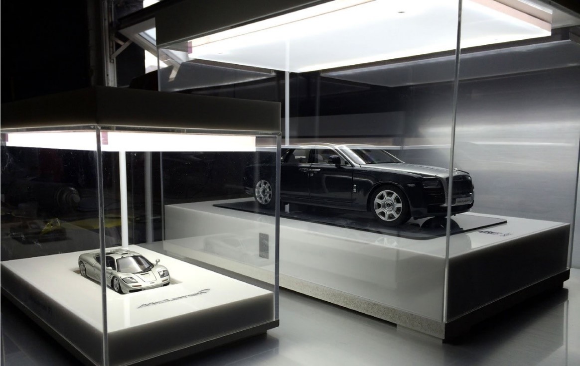 Figura 5 Espositore Figura 5 Espositore