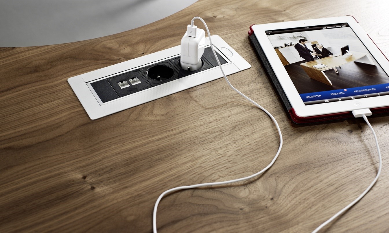 Figura 6 Tavoli con prese alimentazione Figura 6 Tavoli con prese alimentazione